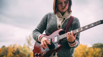 Person spielt Gitarre